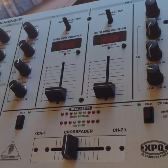 Behringer DJX400 Mixer - Picture 3 of 6